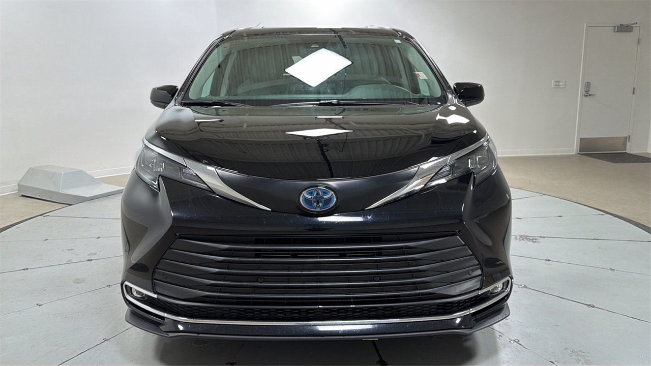 2024 Toyota Sienna XLE photo 2