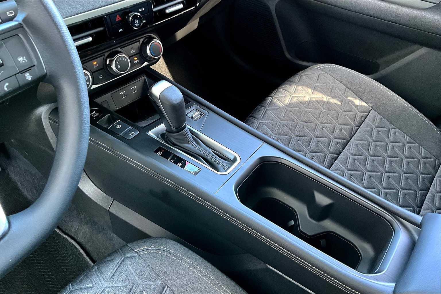 2025 Nissan Kicks SV photo 6
