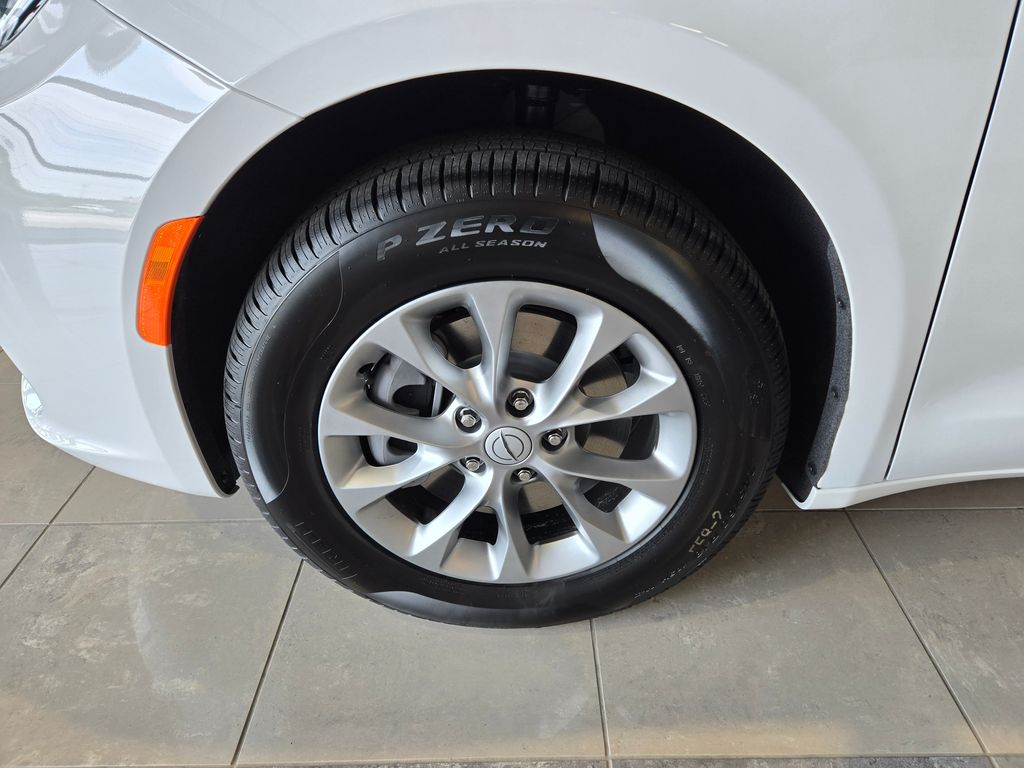 2025 Chrysler Pacifica photo 25