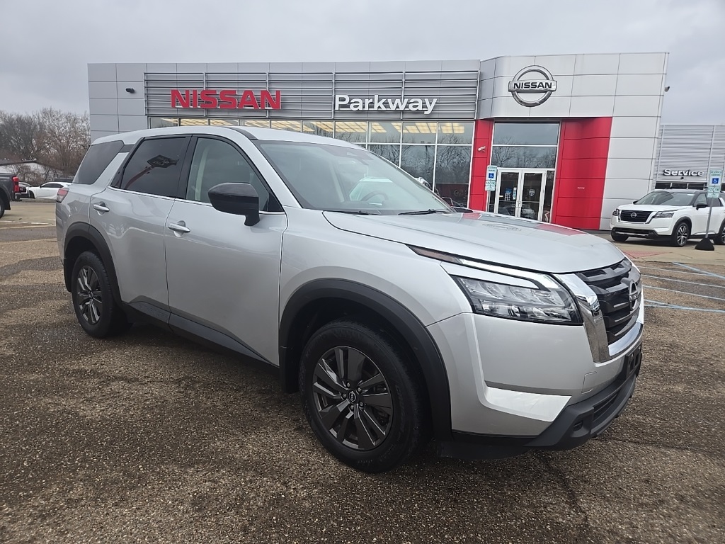 2024 Nissan Pathfinder S's photo