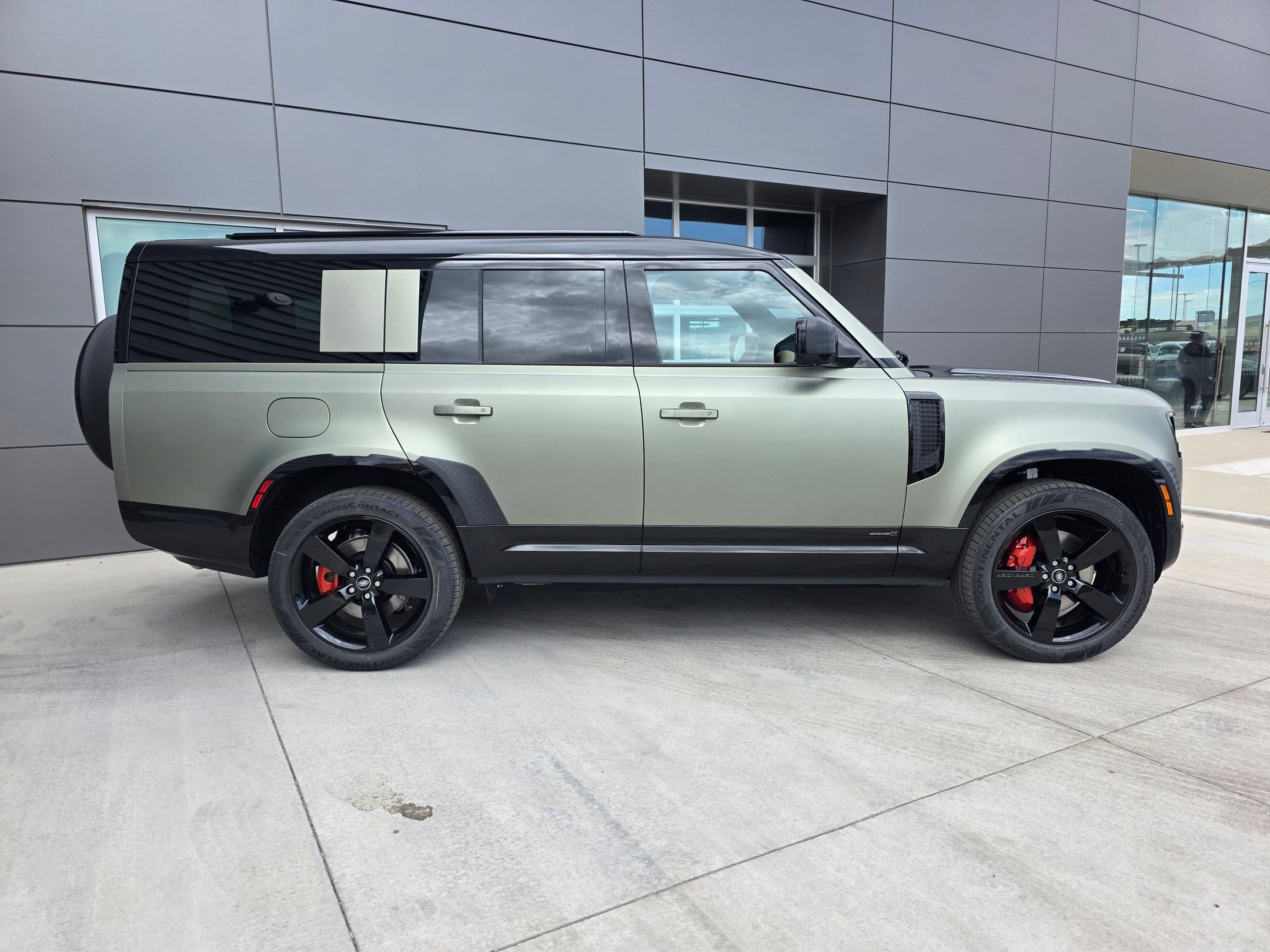 2025 Land Rover Defender 130 X photo 3