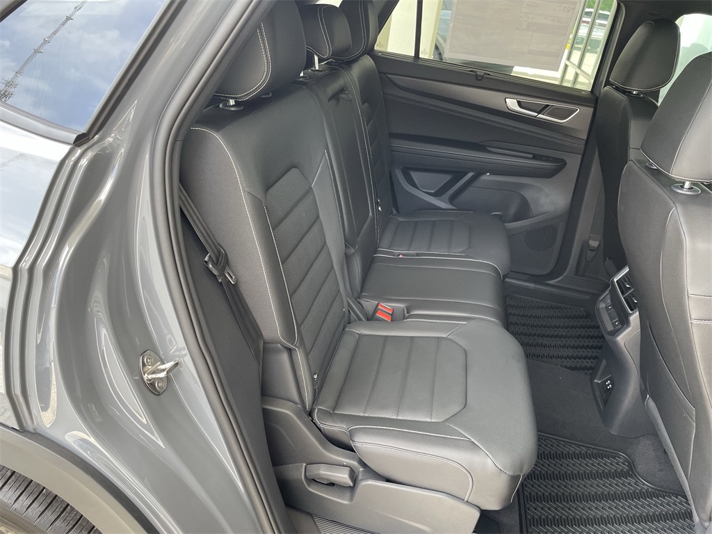 2025 Volkswagen Atlas Cross Sport SEL R-Line photo 32