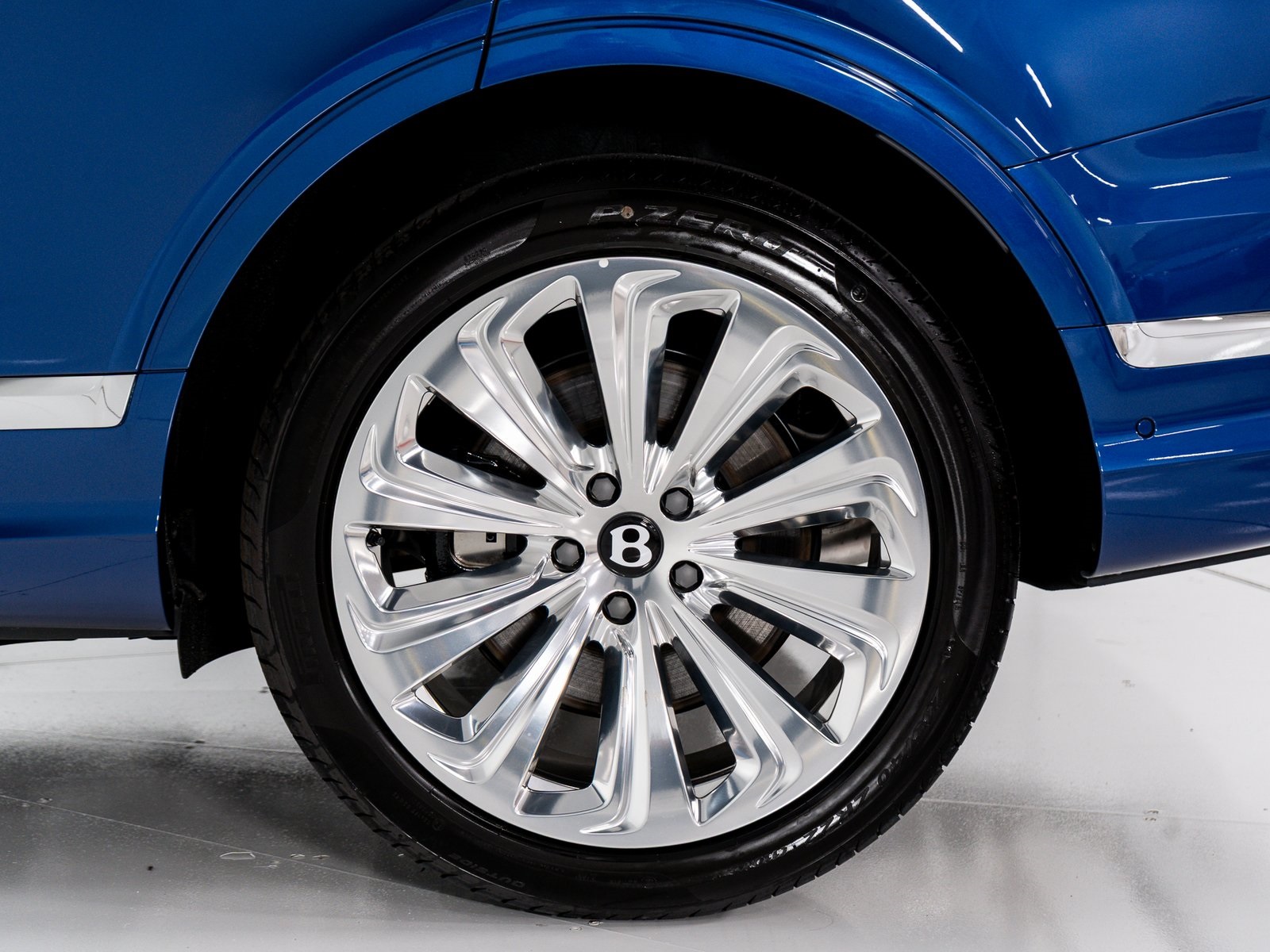 2025 Bentley Bentayga EWB Azure V8 photo 37