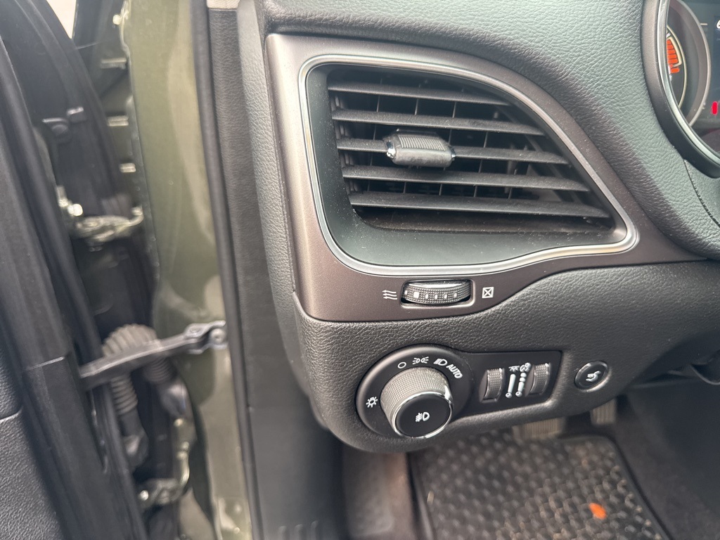 2019 Jeep Cherokee Latitude photo 14