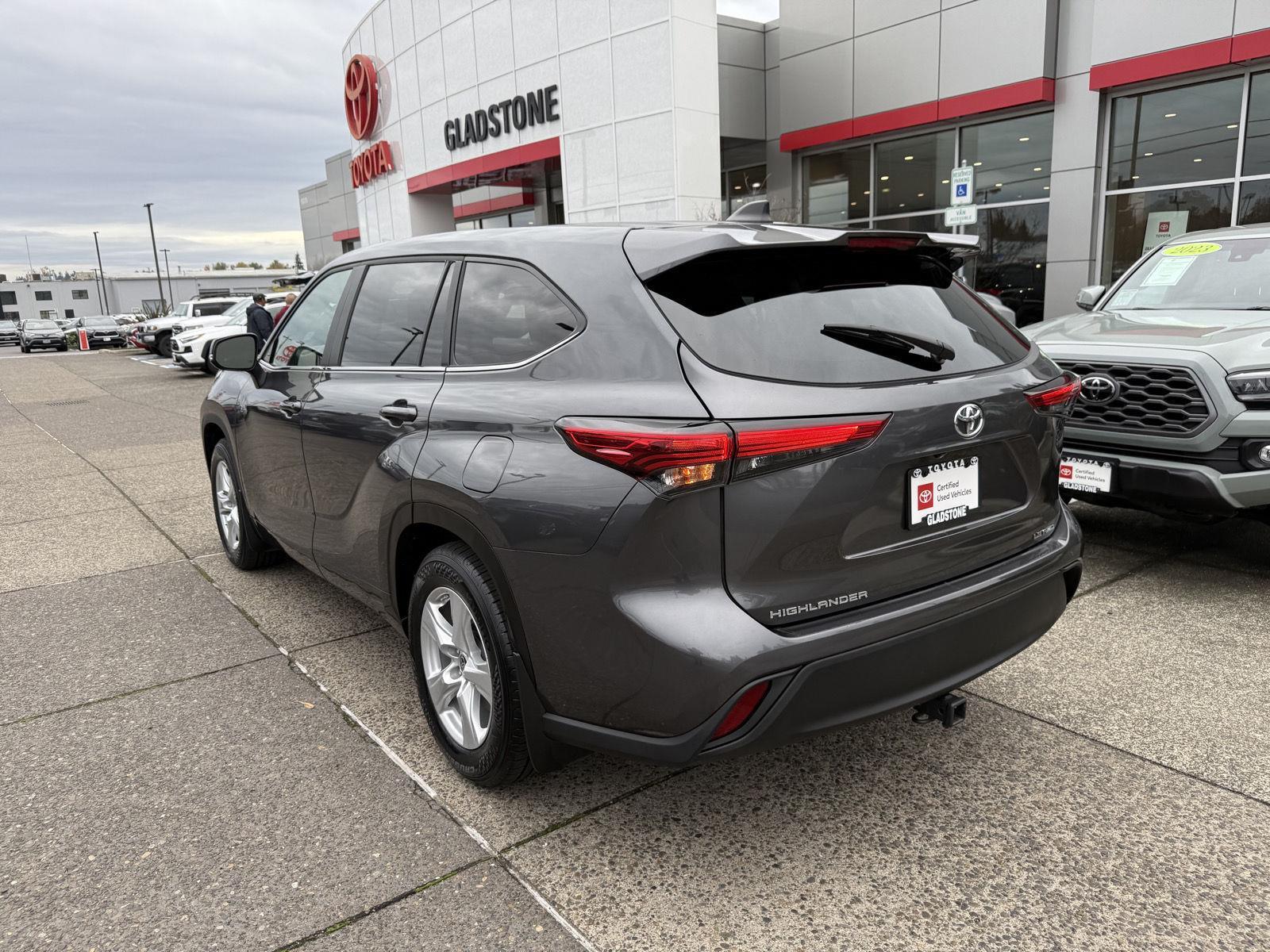 2023 Toyota Highlander LE photo 4