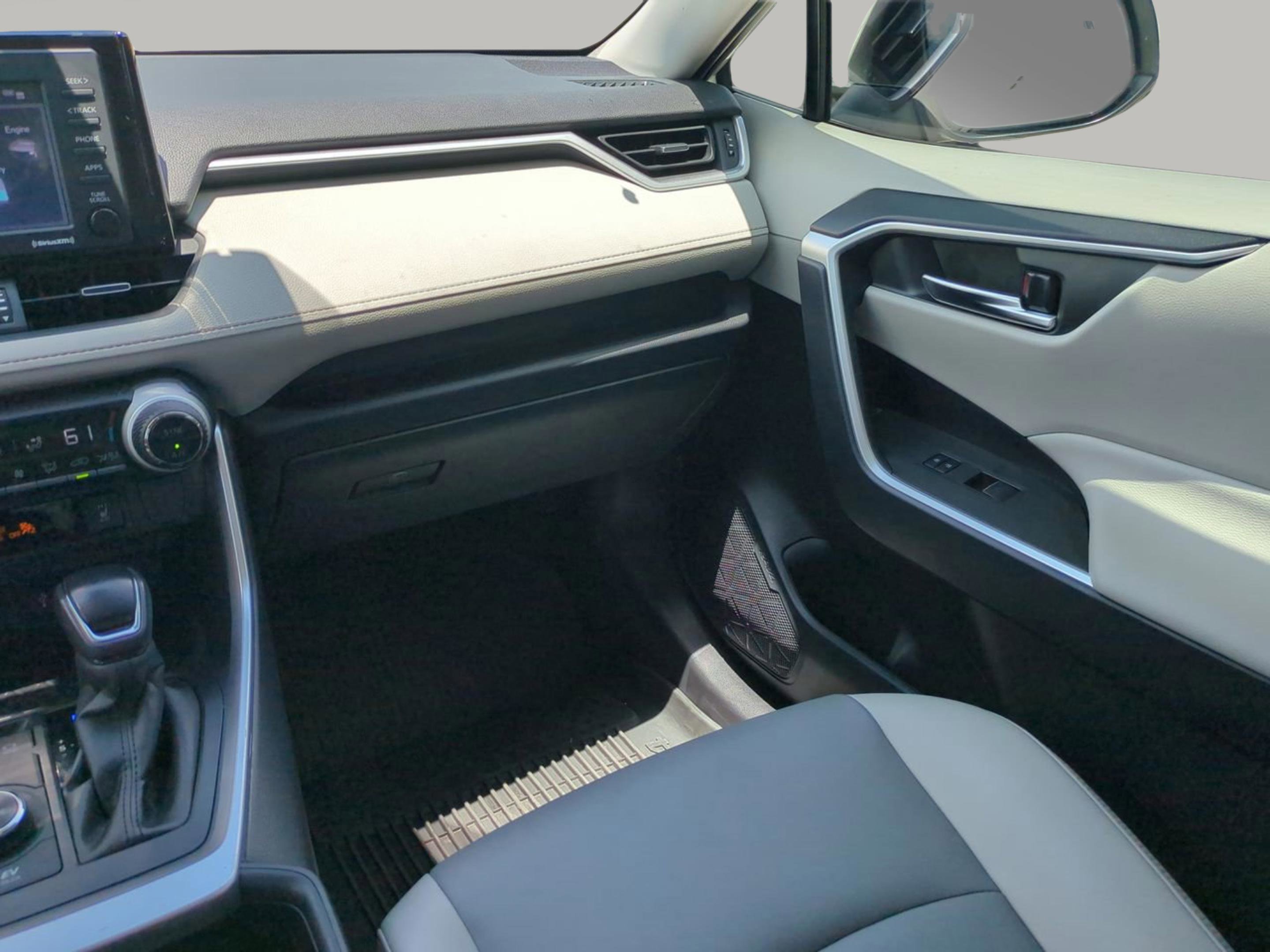 2022 Toyota RAV4 XLE Premium photo 16