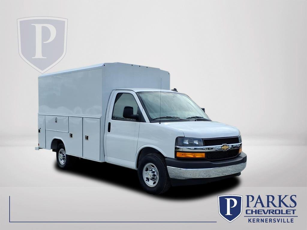 2025 Chevrolet Express Cutaway Base