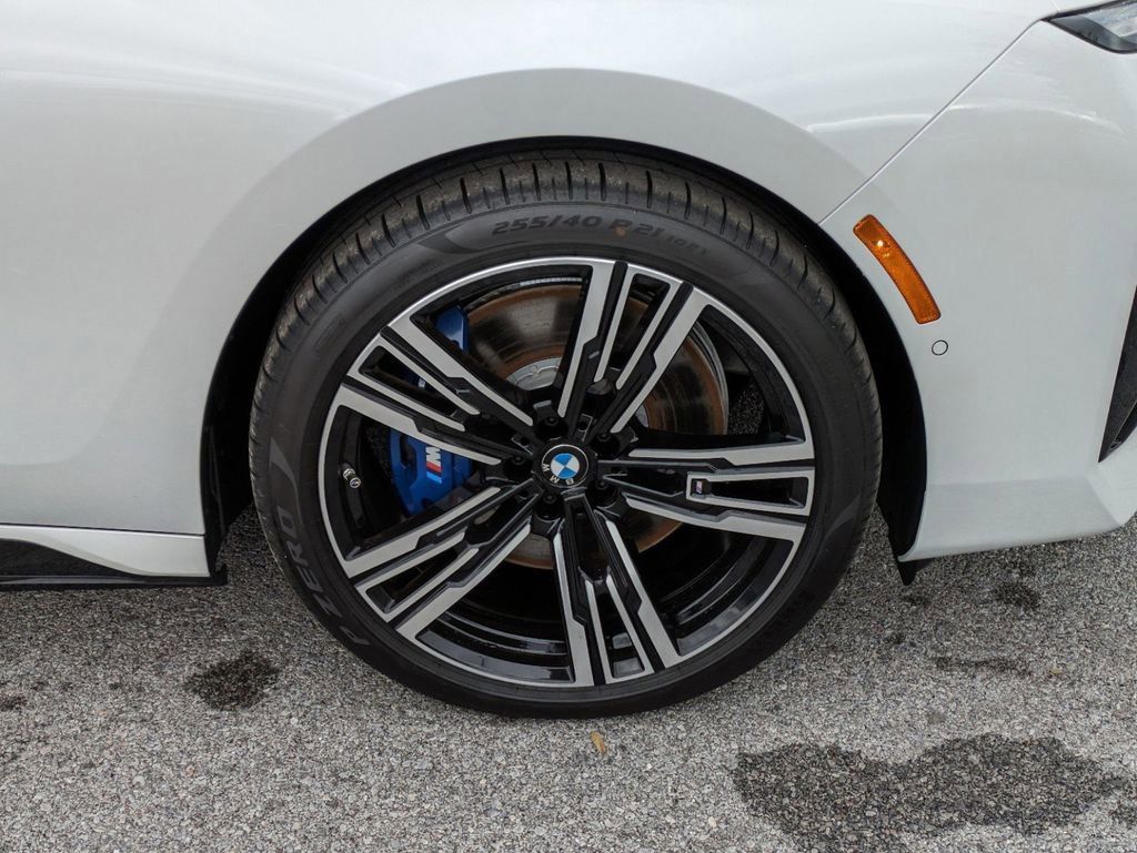 New 2024 Mineral White Metallic BMW xDrive60 image 14