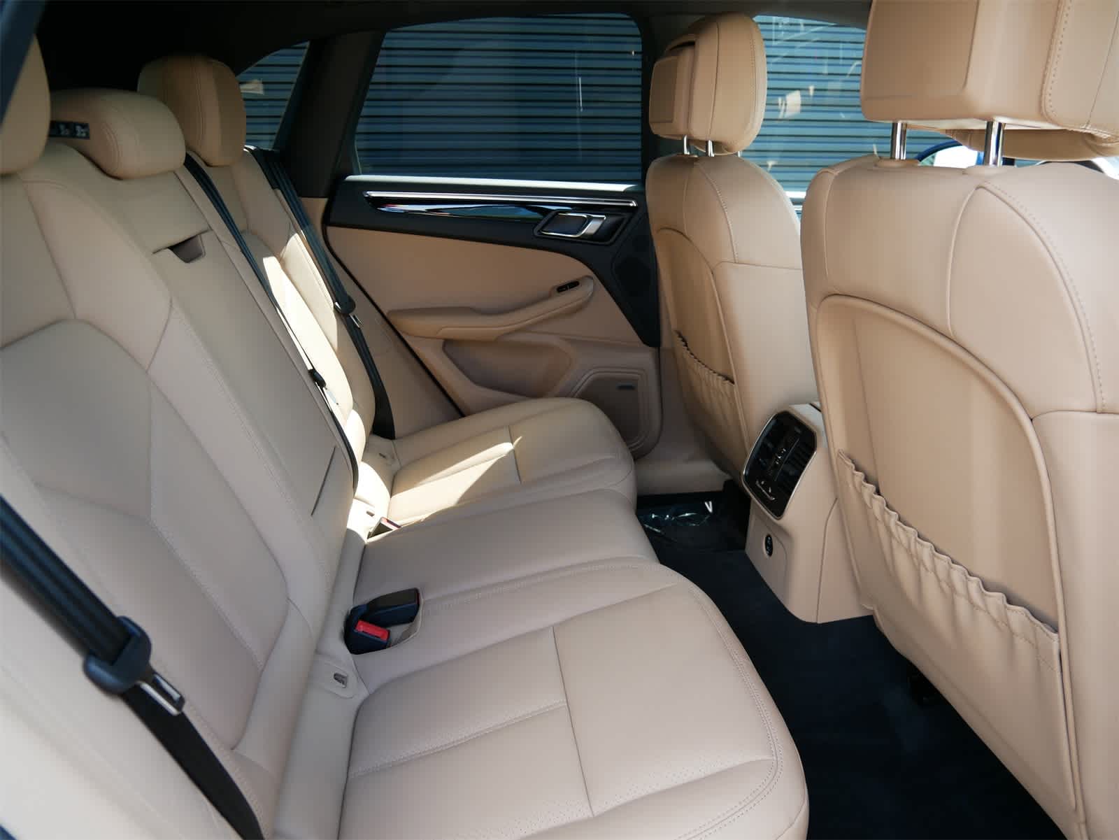 2025 Porsche Macan photo 25