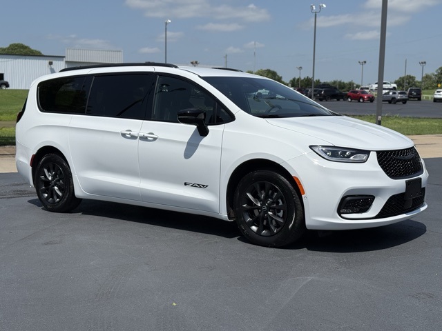 2025 Chrysler Pacifica Select