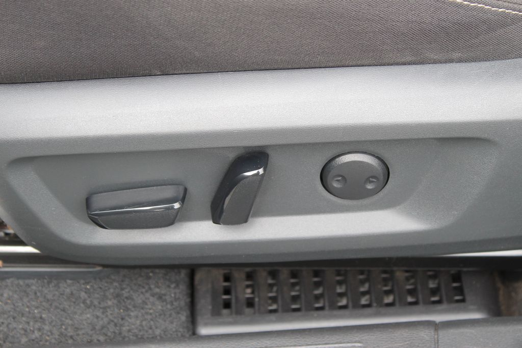 2023 Nissan Rogue SV photo 12