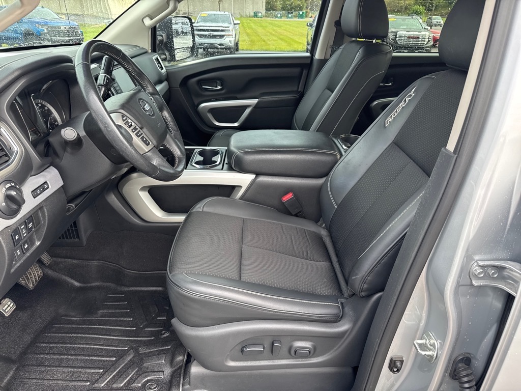 2019 Nissan Titan PRO-4X Crew Cab photo 9