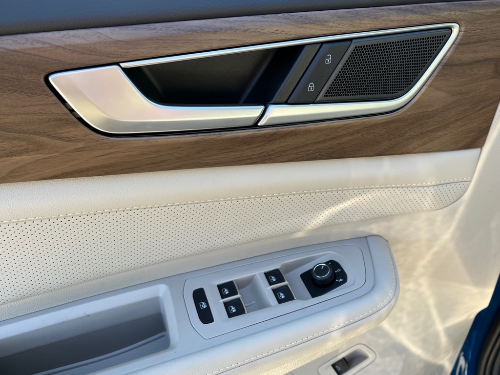 2025 Volkswagen Atlas SE Technology photo 7