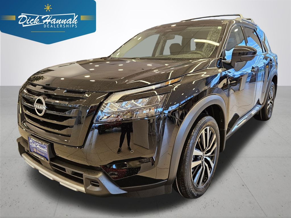 2025 Nissan Pathfinder Platinum's photo