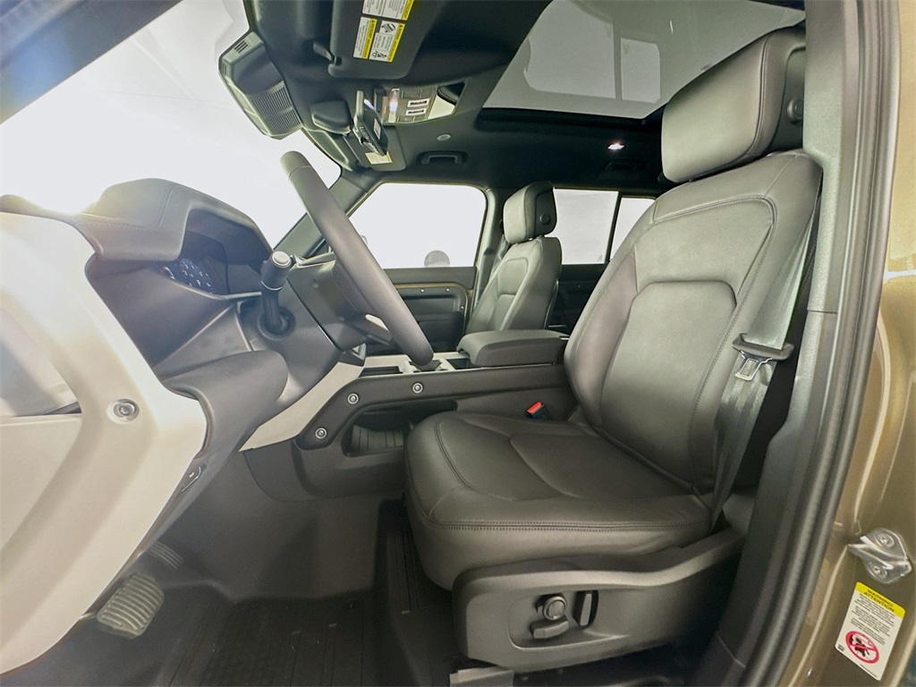 2025 Land Rover Defender 110 X-Dynamic SE photo 16