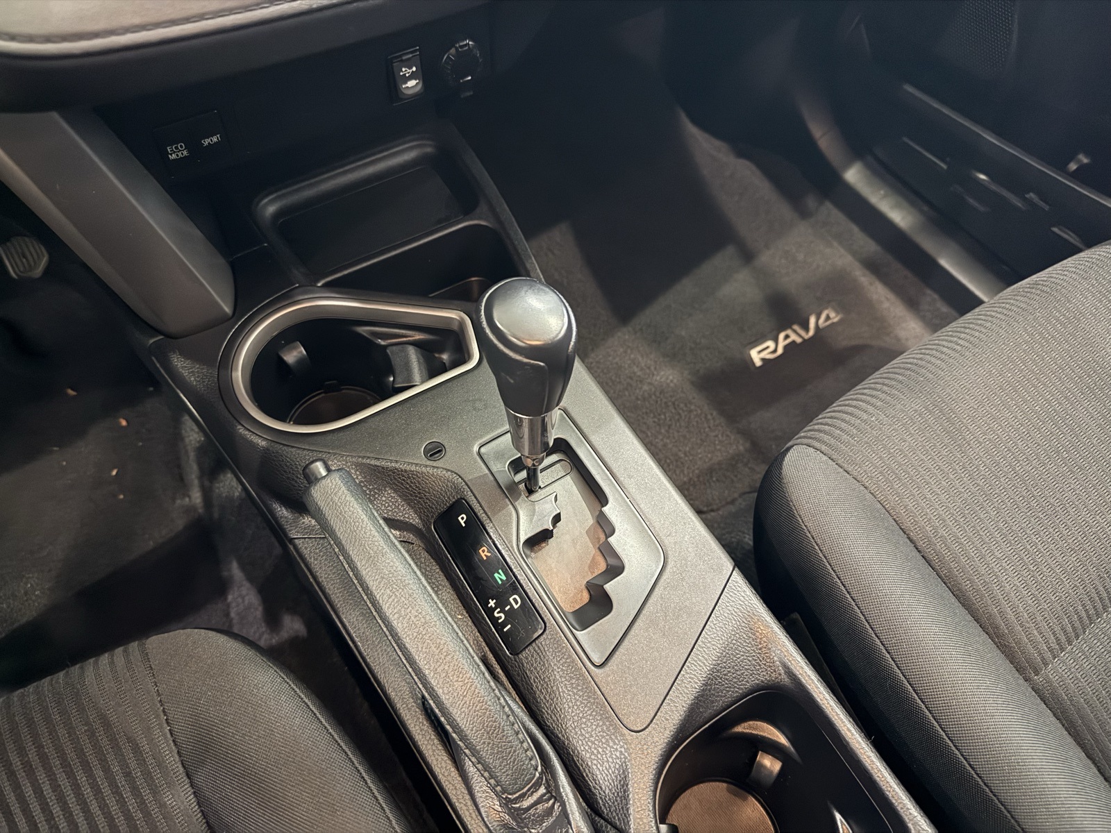2016 Toyota RAV4 LE photo 18