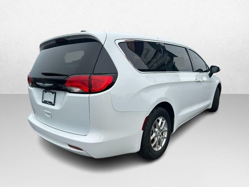 2022 Chrysler Voyager LX photo 2