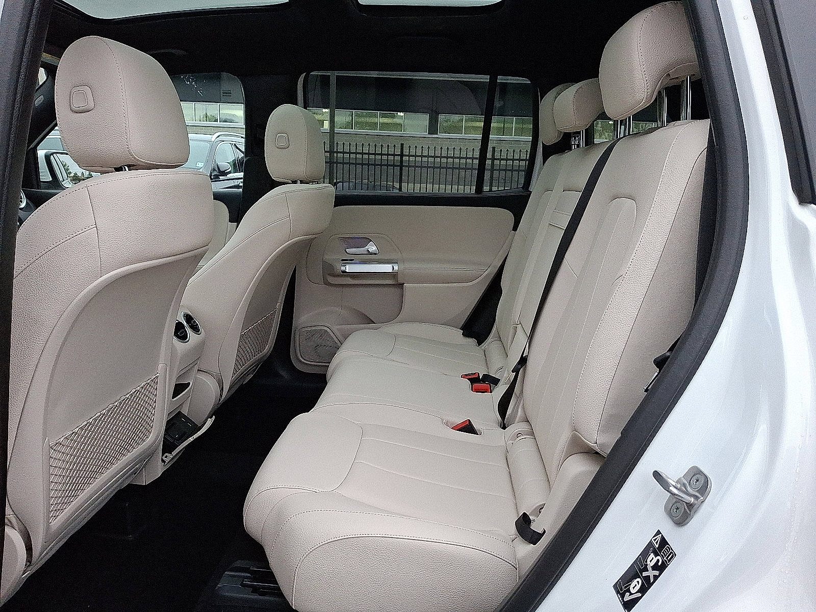 2025 Mercedes Benz GLB 250 4MATIC photo 4