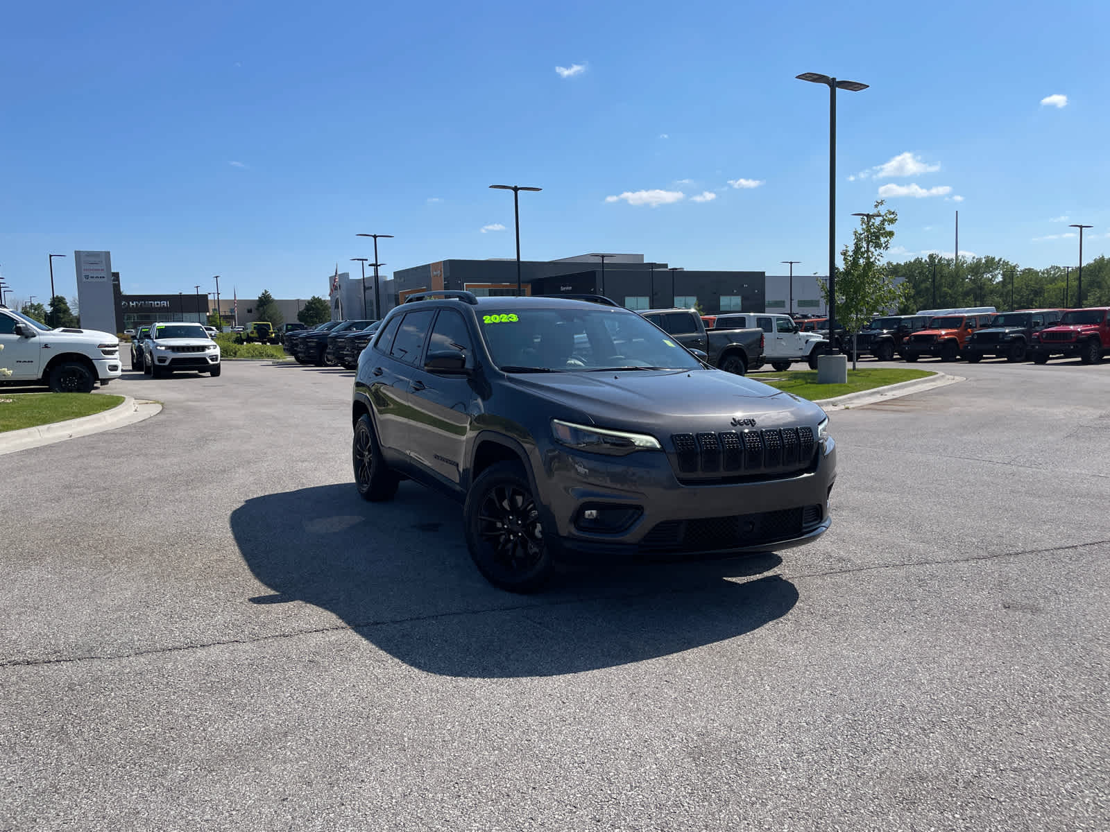 Used 2023 Jeep Cherokee Altitude Lux with VIN 1C4PJMMB5PD105554 for sale in Kansas City