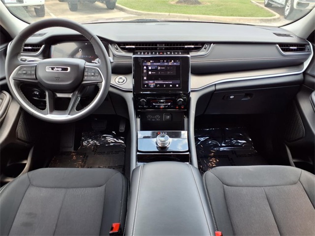 2023 Jeep Grand Cherokee Laredo photo 2