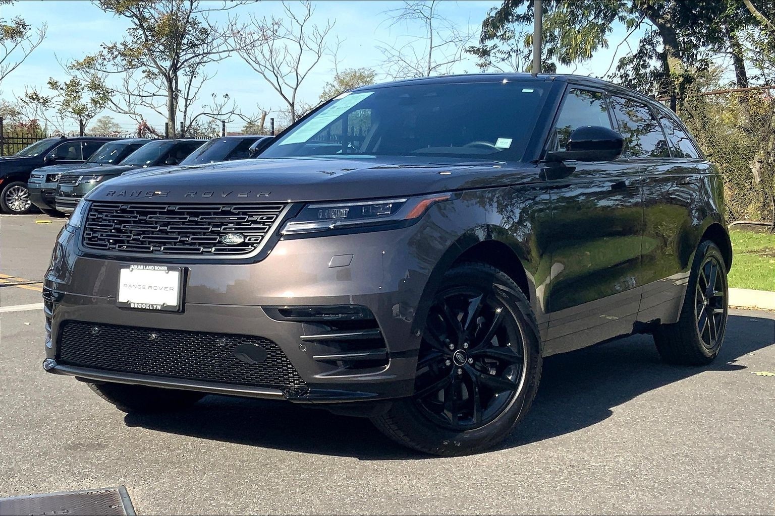 2026 Land Rover Range Rover Velar Dynamic SE's photo