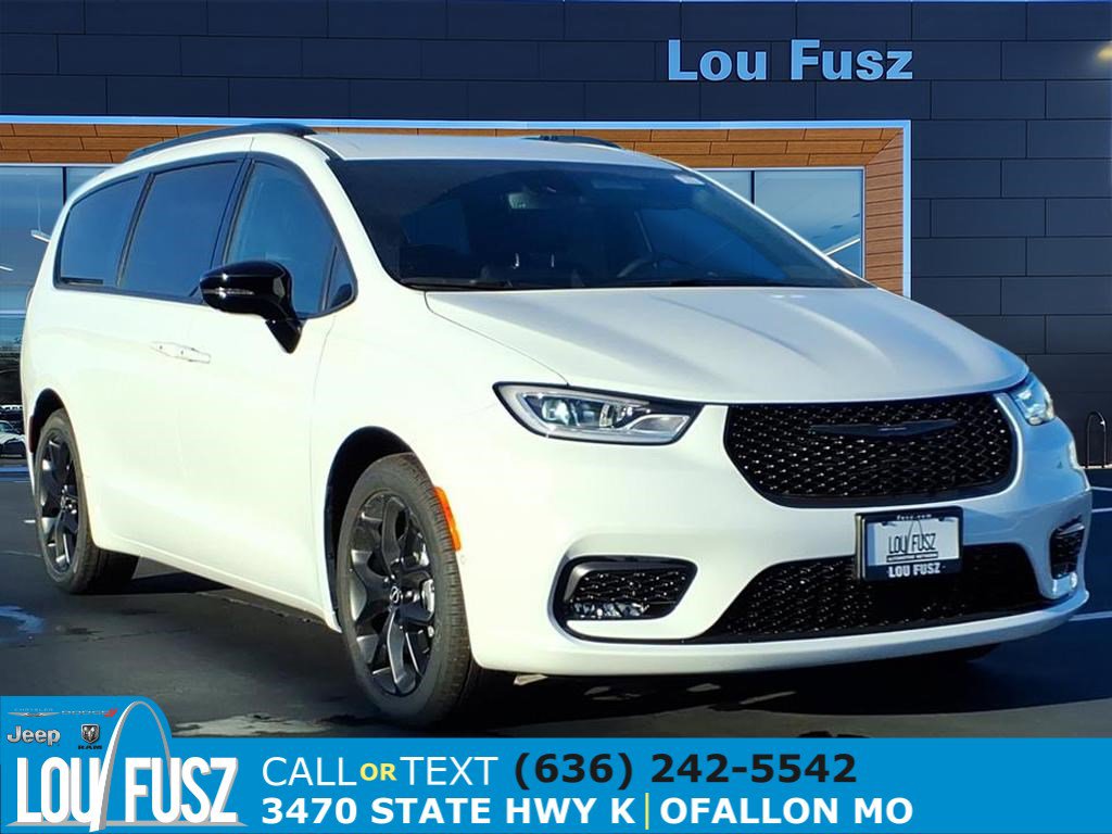 2026 Chrysler Pacifica Select's photo