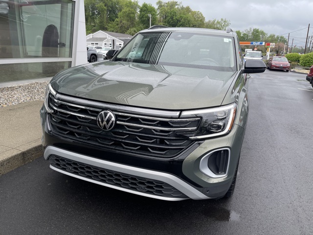 2024 Volkswagen Atlas Peak Edition SEL photo 3
