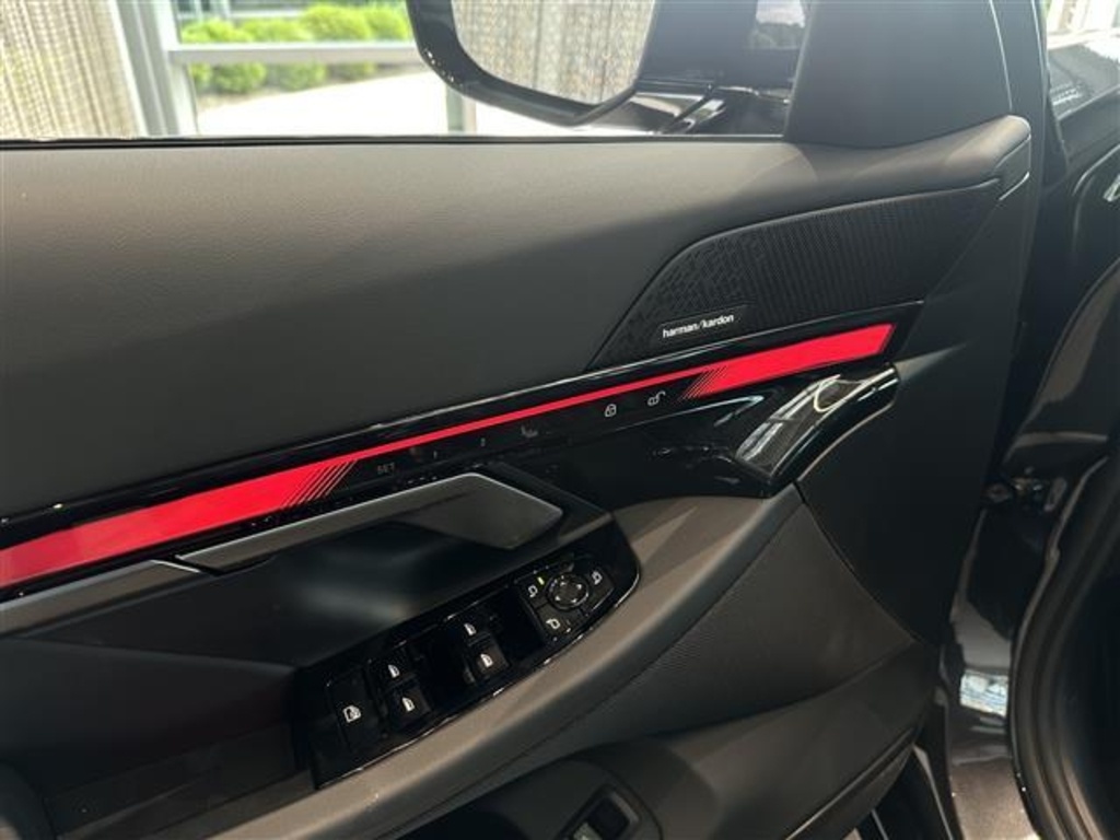 2026 Bmw 550e xDrive photo 11