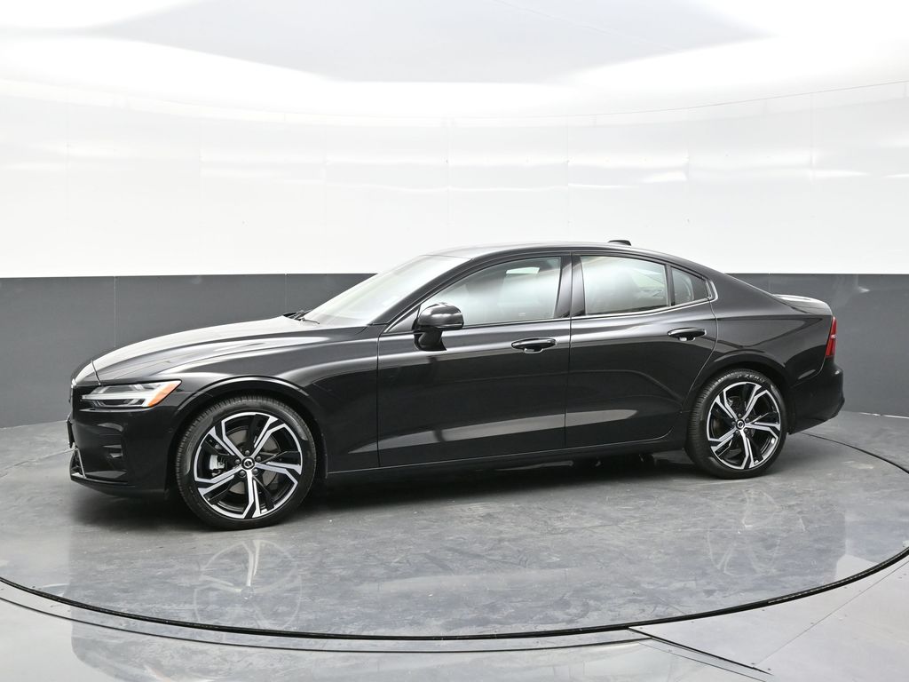 2024 Volvo S60 B5 Plus photo 2