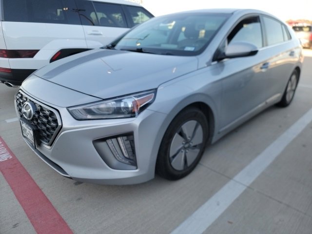 2022 Hyundai Ioniq SE's photo
