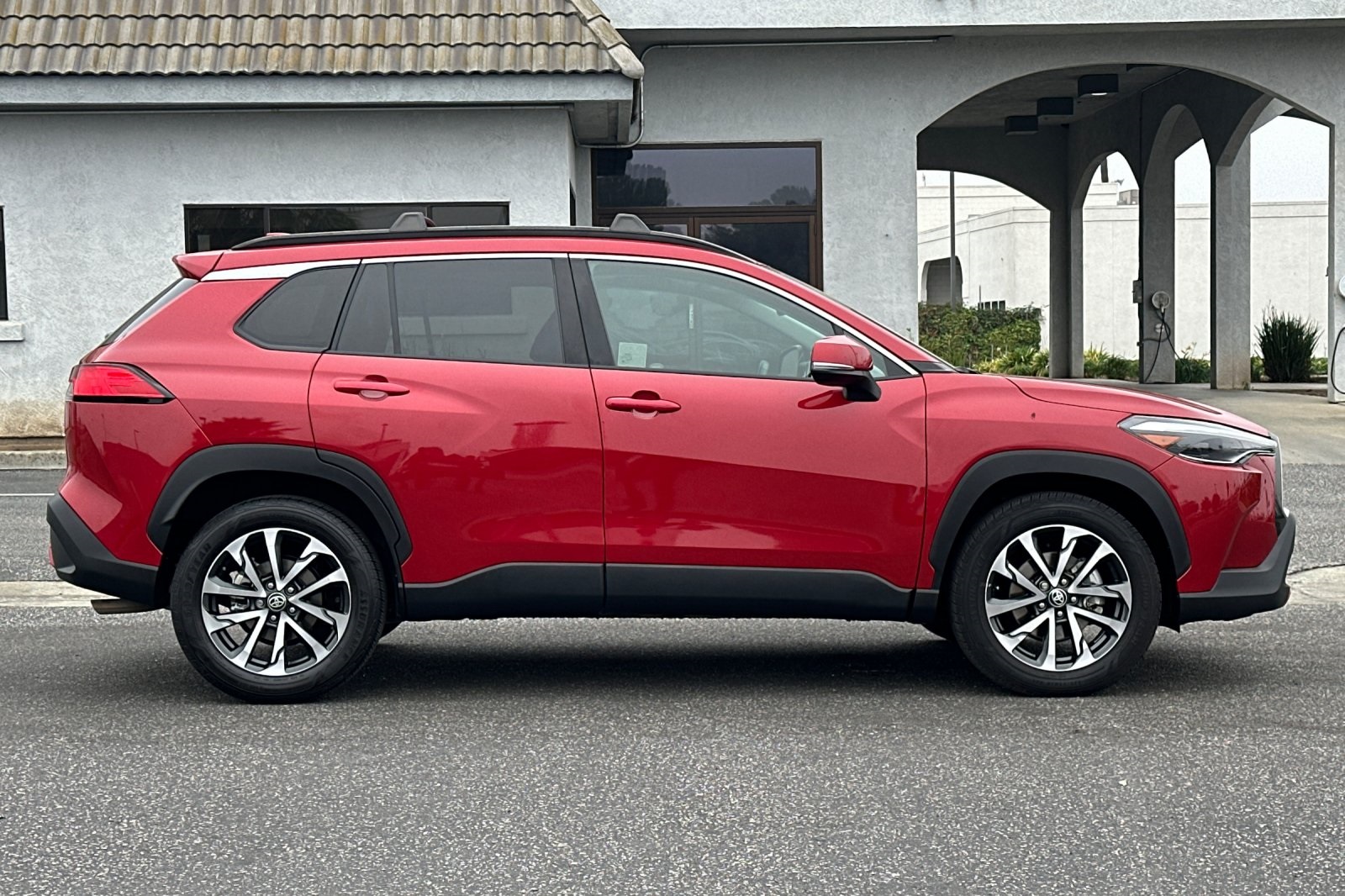 2024 Toyota Corolla Cross XLE photo 3