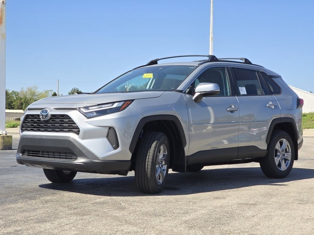 2025 Toyota RAV4 XLE photo 16