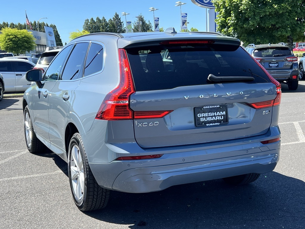 2022 Volvo XC60 B5 Momentum photo 3