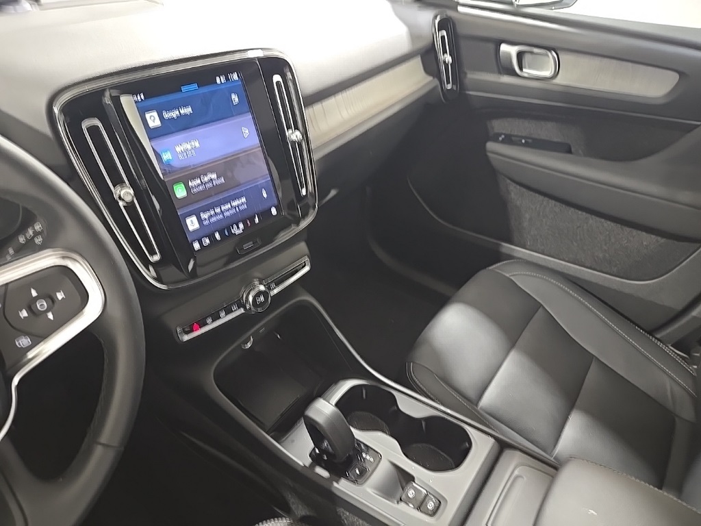 2025 Volvo XC40 Core photo 11