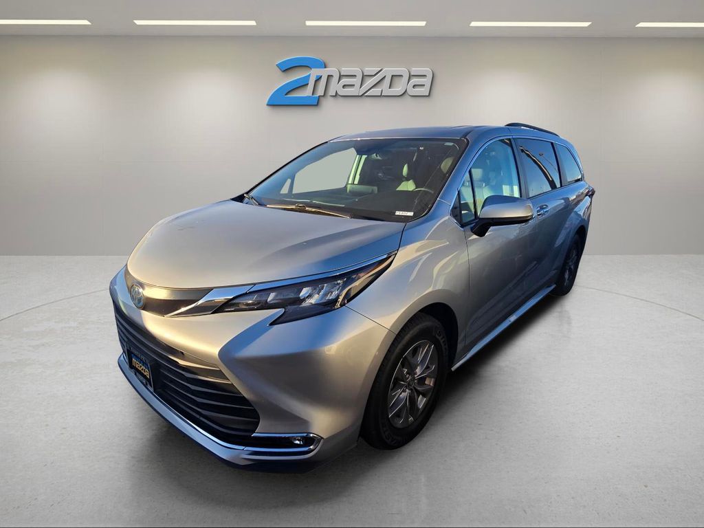 2024 Toyota Sienna XLE's photo