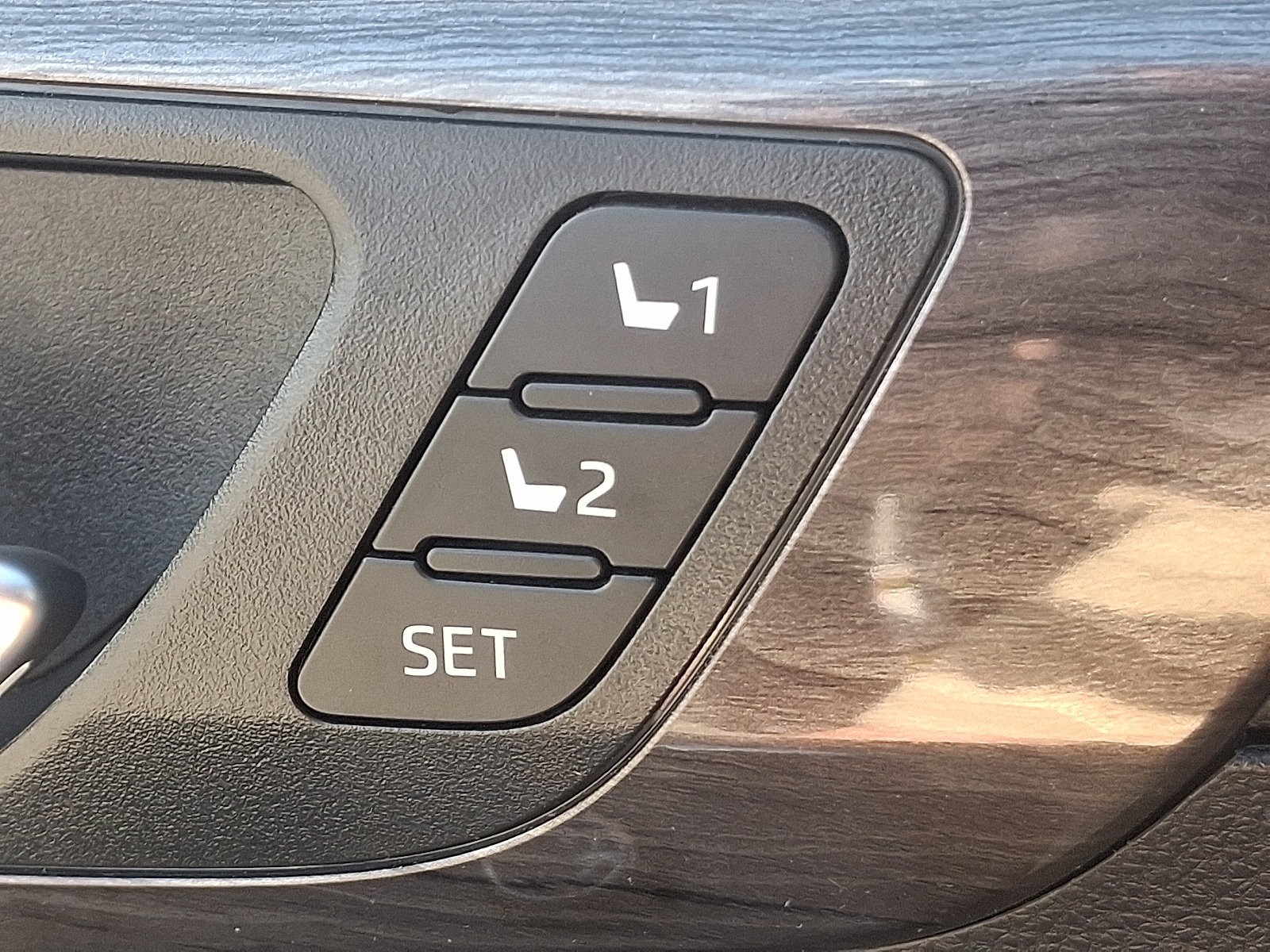 2021 Toyota Highlander Hybrid Platinum photo 22