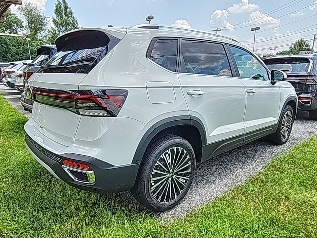 2025 Volkswagen Taos SE photo 4