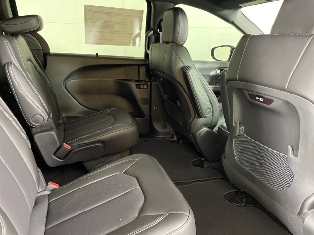 2025 Chrysler Pacifica photo 16