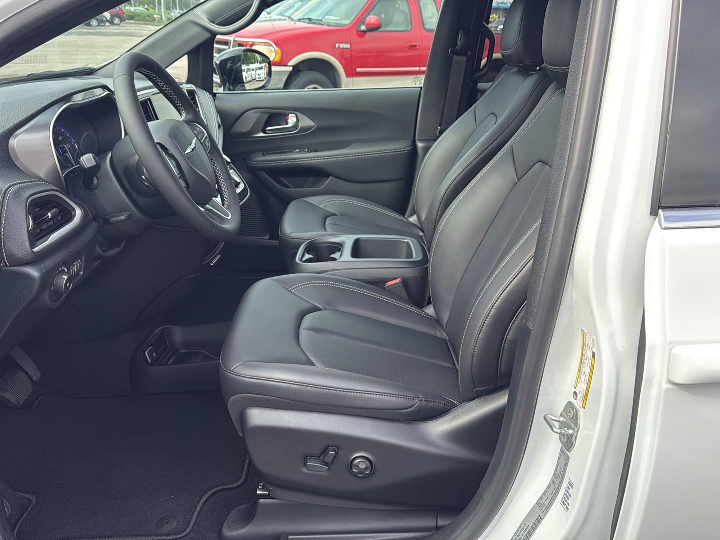2026 Chrysler Pacifica photo 8