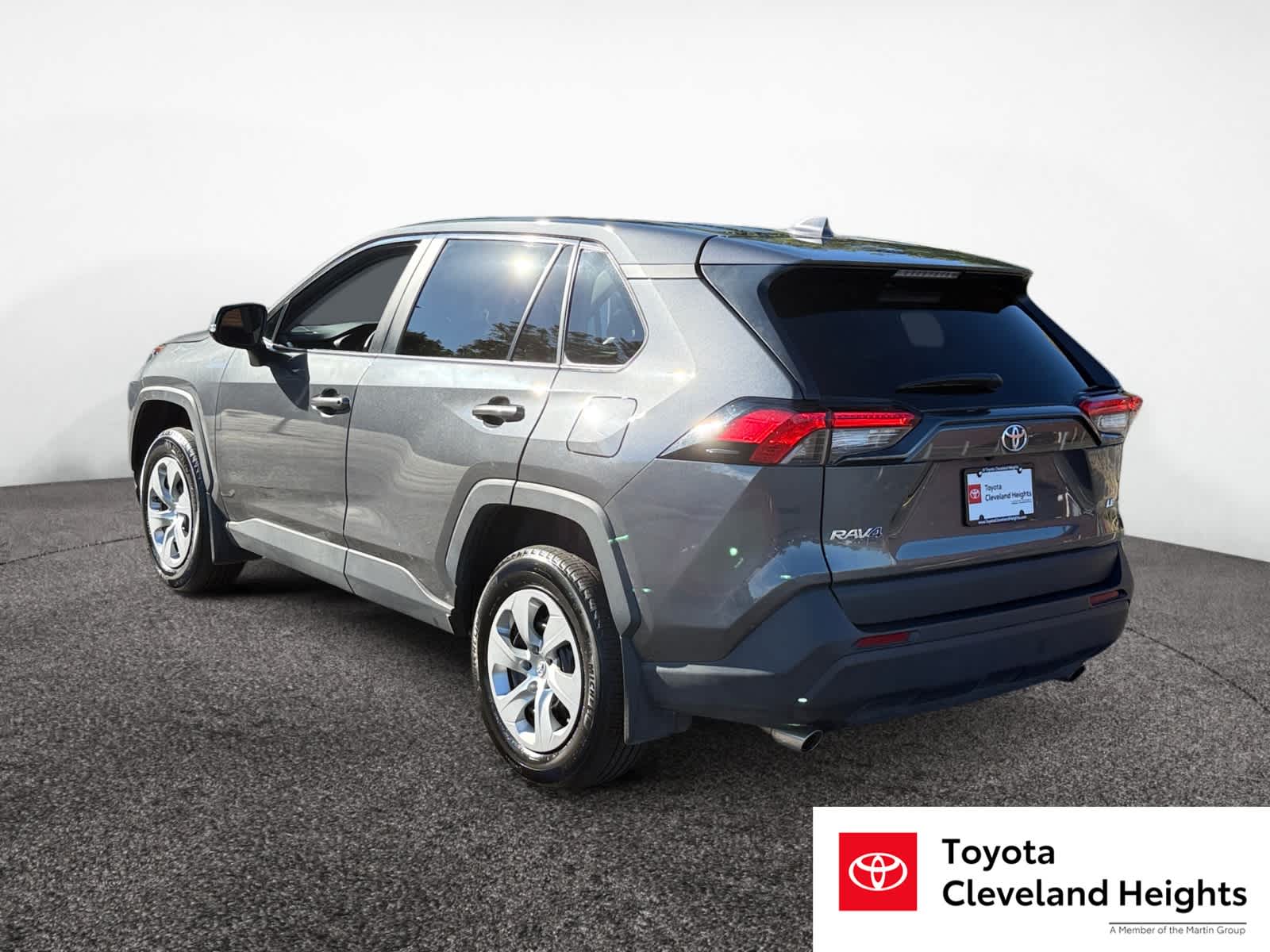 2022 Toyota RAV4 LE photo 2