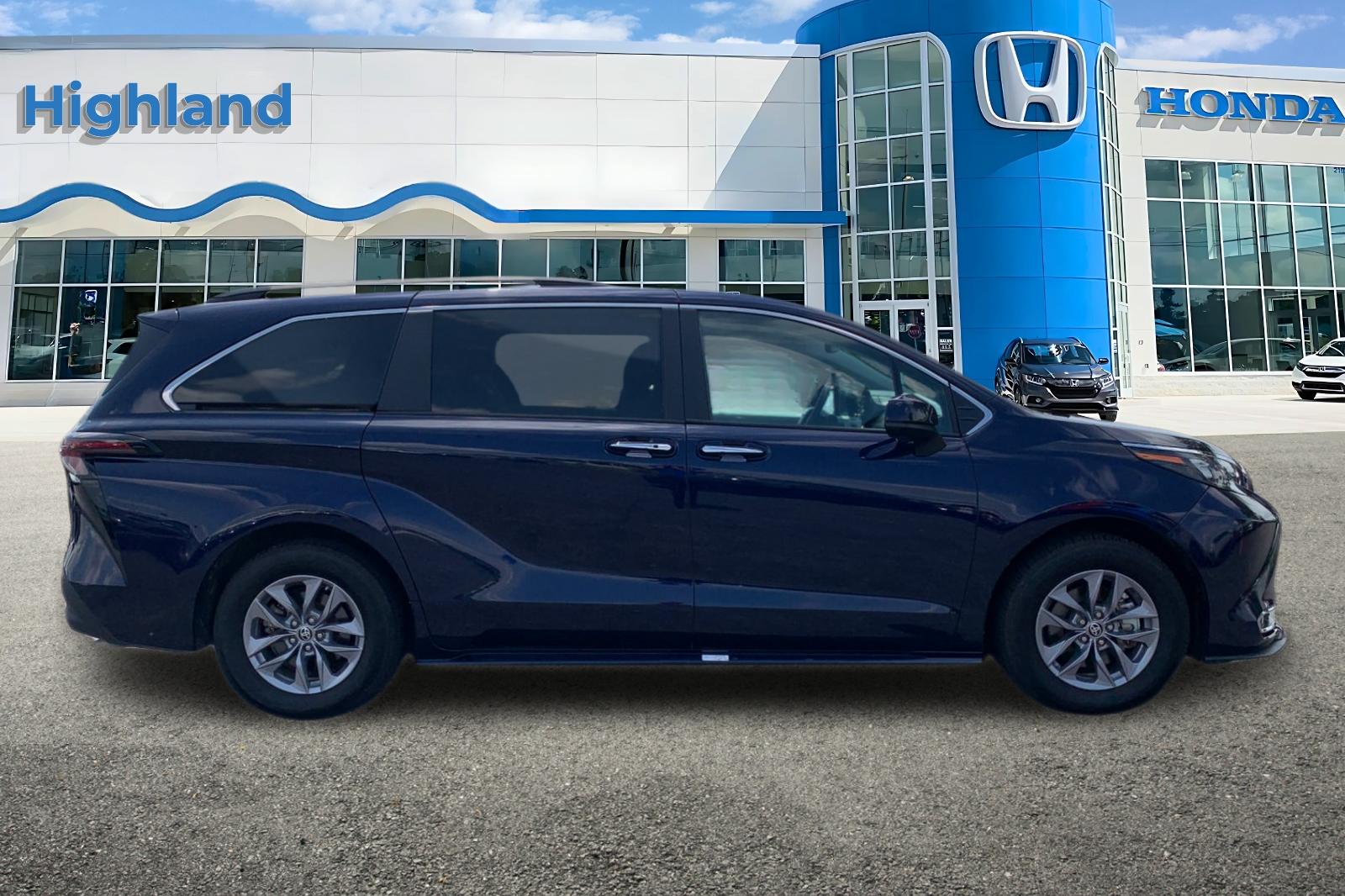 2024 Toyota Sienna XLE photo 4