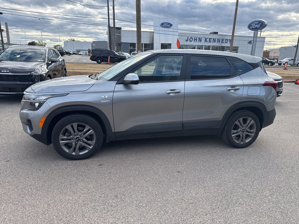 2023 Kia Seltos LX photo 3