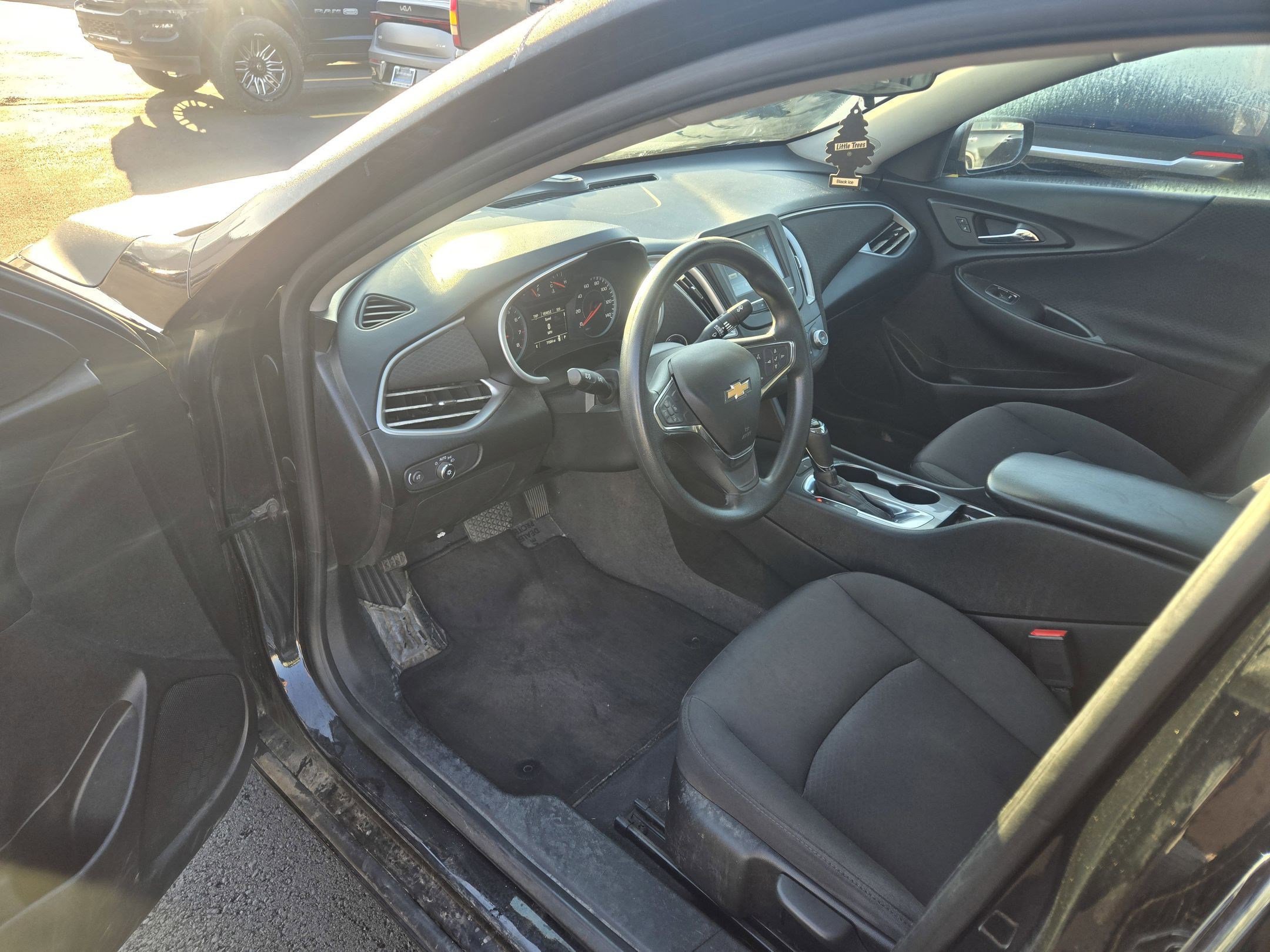 2018 Chevrolet Malibu LS photo 4