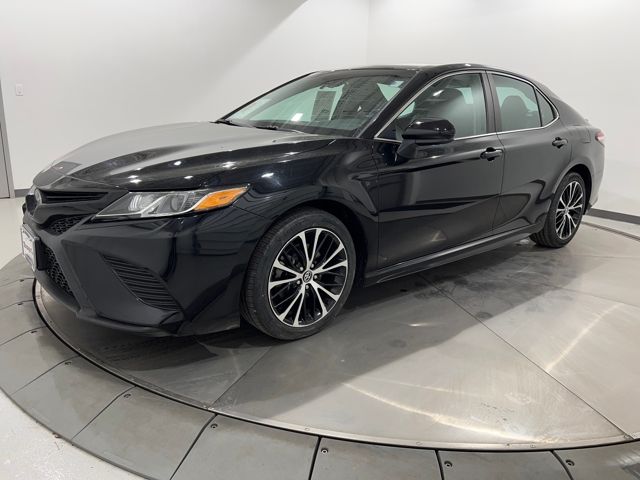 2020 Toyota Camry SE's photo