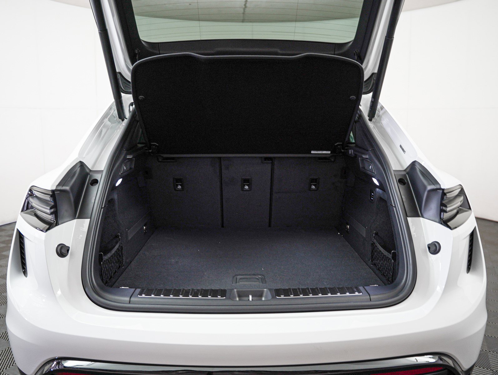 2025 Porsche Macan Electric Turbo photo 24