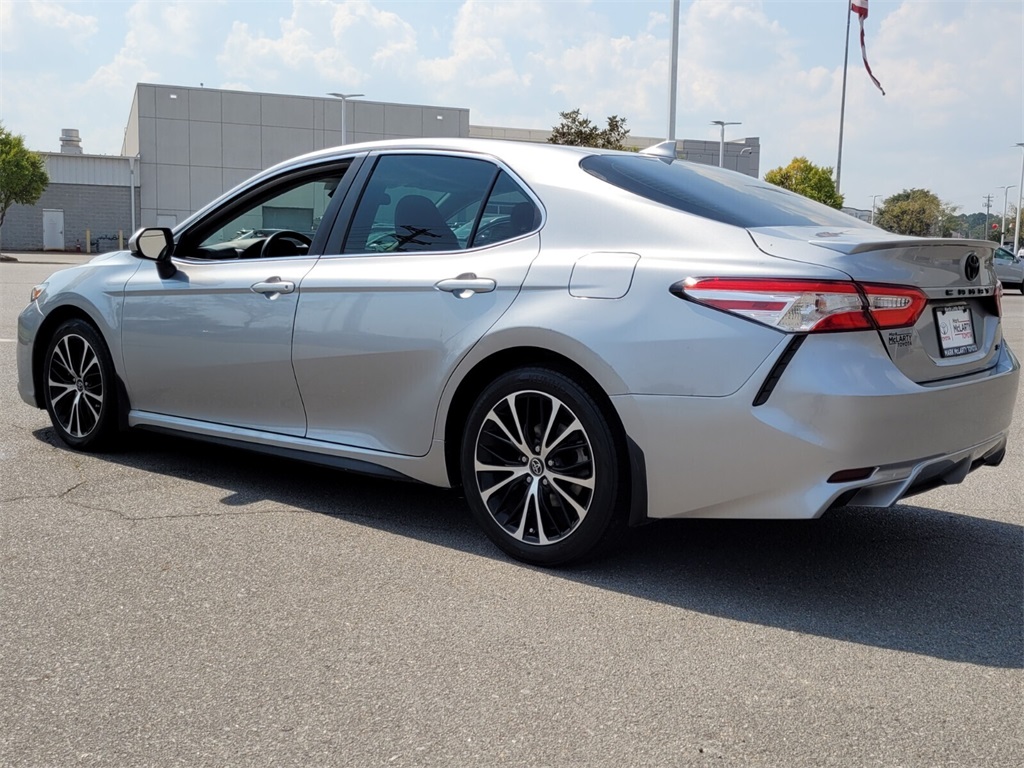 2020 Toyota Camry SE photo 3