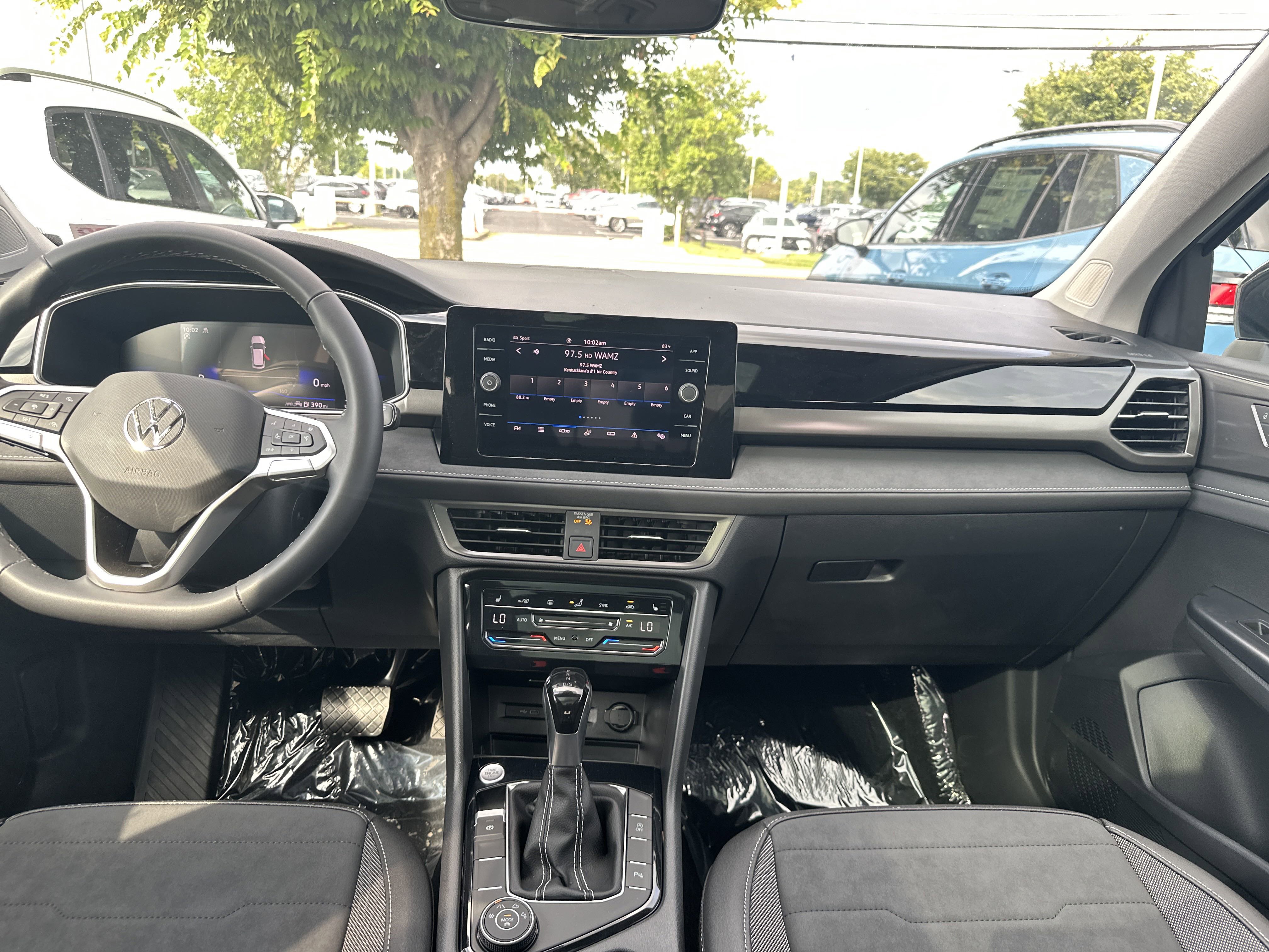 2025 Volkswagen Taos SE photo 2