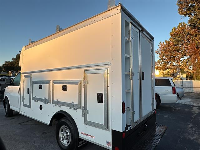 2025 Chevrolet Express Cutaway 3500 photo 4