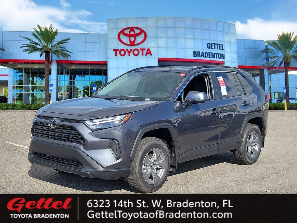 2025 Toyota RAV4 XLE's photo