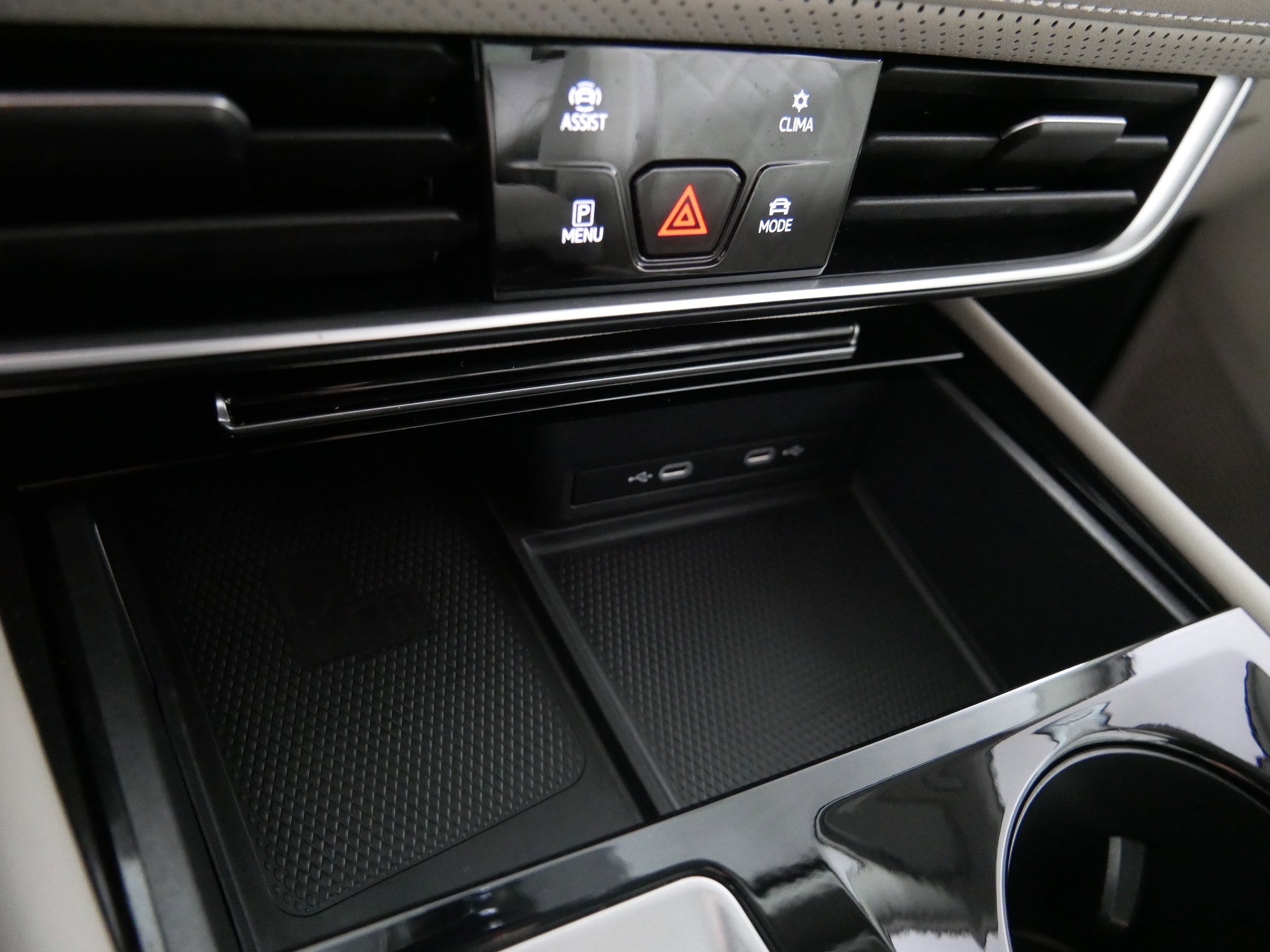 2024 Volkswagen Atlas SEL Premium R-Line photo 25